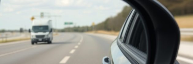 Bezpieczna zmiana pasa ruchu – jak ustawić lusterka, sprawdzić martwe pole i prawidłowo sygnalizować manewr