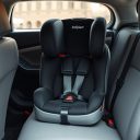 Fotelik samochodowy do małego auta – jak dobrać i zamontować w ciasnej przestrzeni (Isofix i pasy)